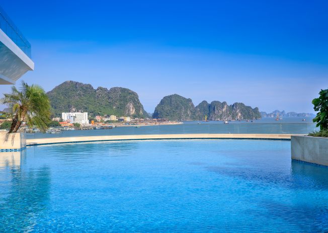 Is swimming pools in Halong Hotel beautiful and modern as in advertising? 