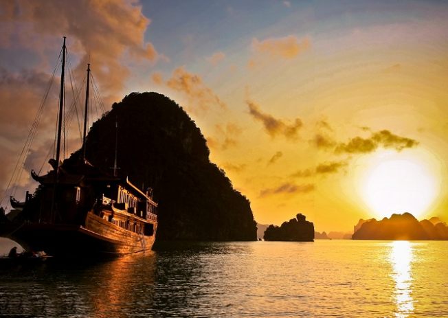 Summarize the top 7 locations for the scene of dawn in Viet Nam