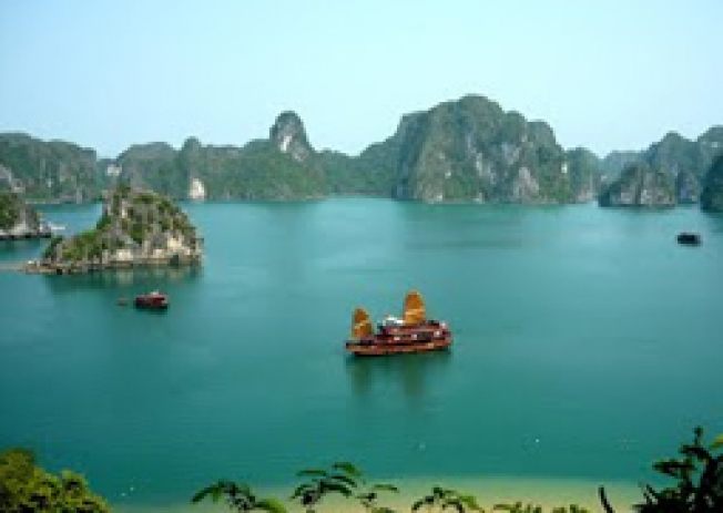 Enjoy cruise trip in Halong Bay