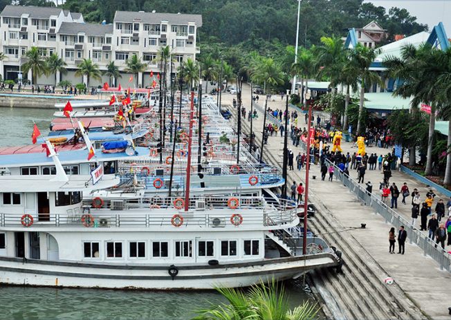 Thu phí qua cảng 20.000 đồng với khách đi vịnh Hạ Long