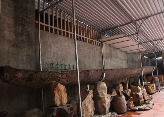 Con thuyền độc mộc cổ và lớn nhất thế giới tại Hạ Long