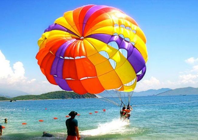 Bãi biển thuộc top đẹp nhất Hạ Long thu hút đông đảo du khách