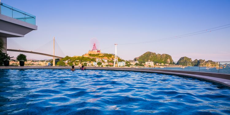 Tất tần tật về bể bơi khách sạn Wyndham Legend Halong