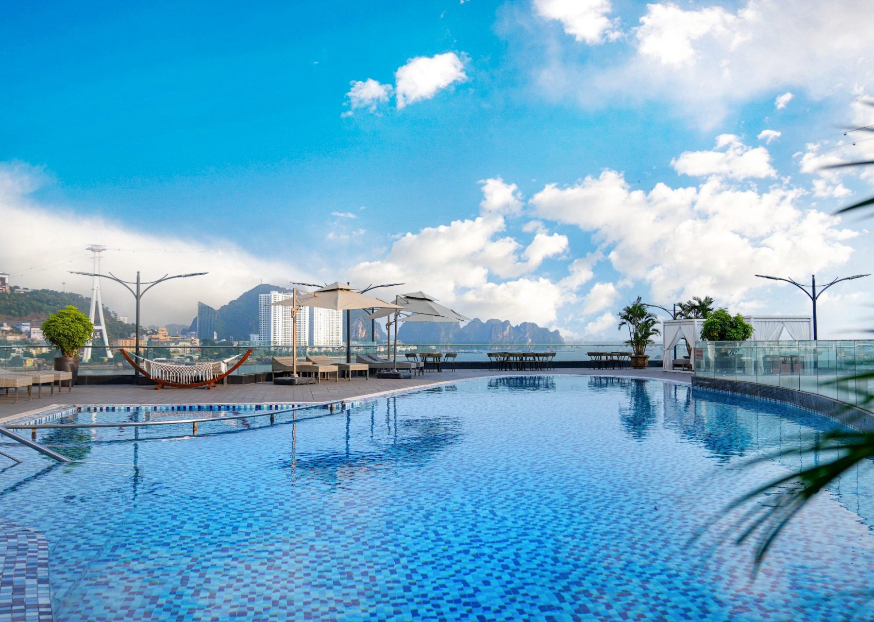 Bể bơi hiện đại