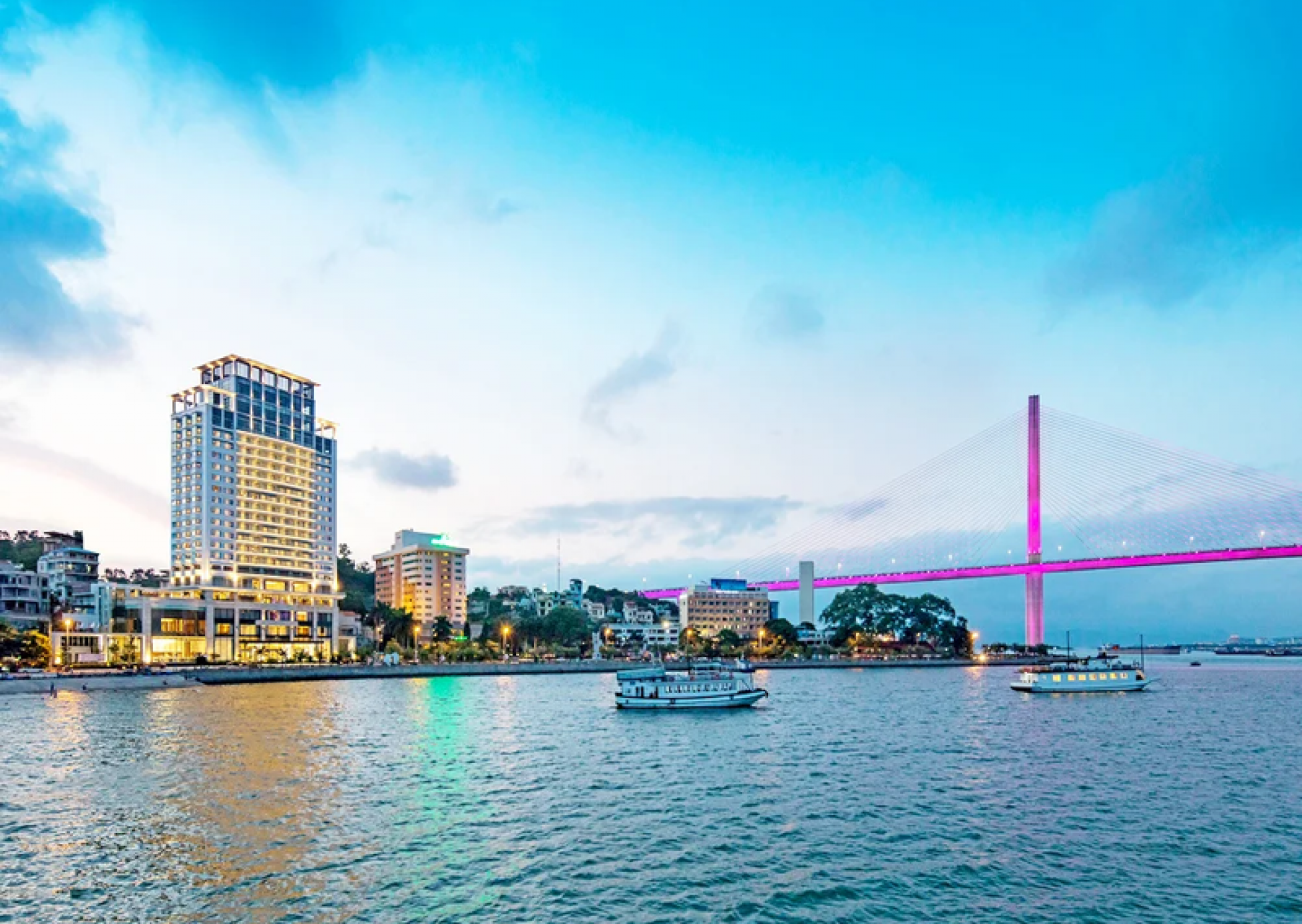 hotels near ha long marina
