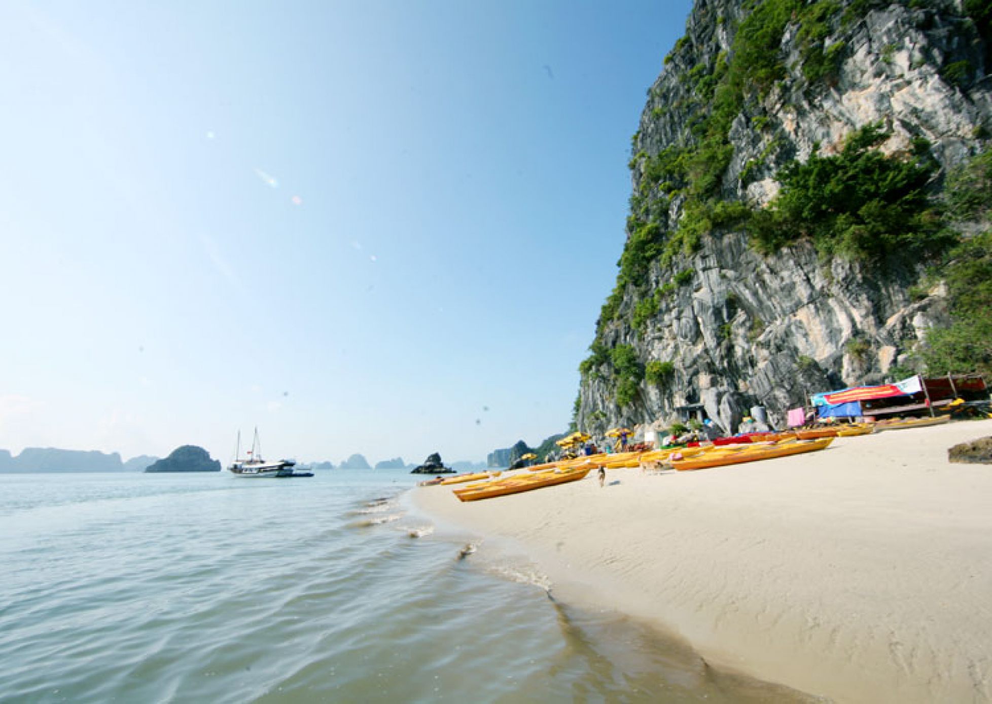 Hang Cỏ - "Nhà hát" giữa biển khơi