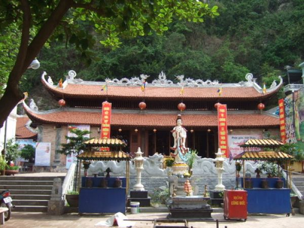 Linh thiên chùa Long Tiên nơi chân núi Bài Thơ