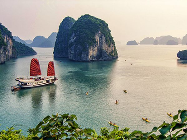 Thưởng thức vẻ đẹp đầy mê hoặc của vịnh Bái Tử Long