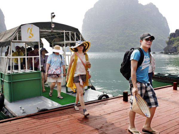 Tại sao nên đeo kính râm khi đi du lịch