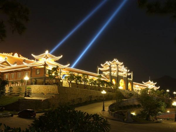 Ngắm chùa Ba Vàng về đêm rực rỡ như chốn bồng lai tiên cảnh