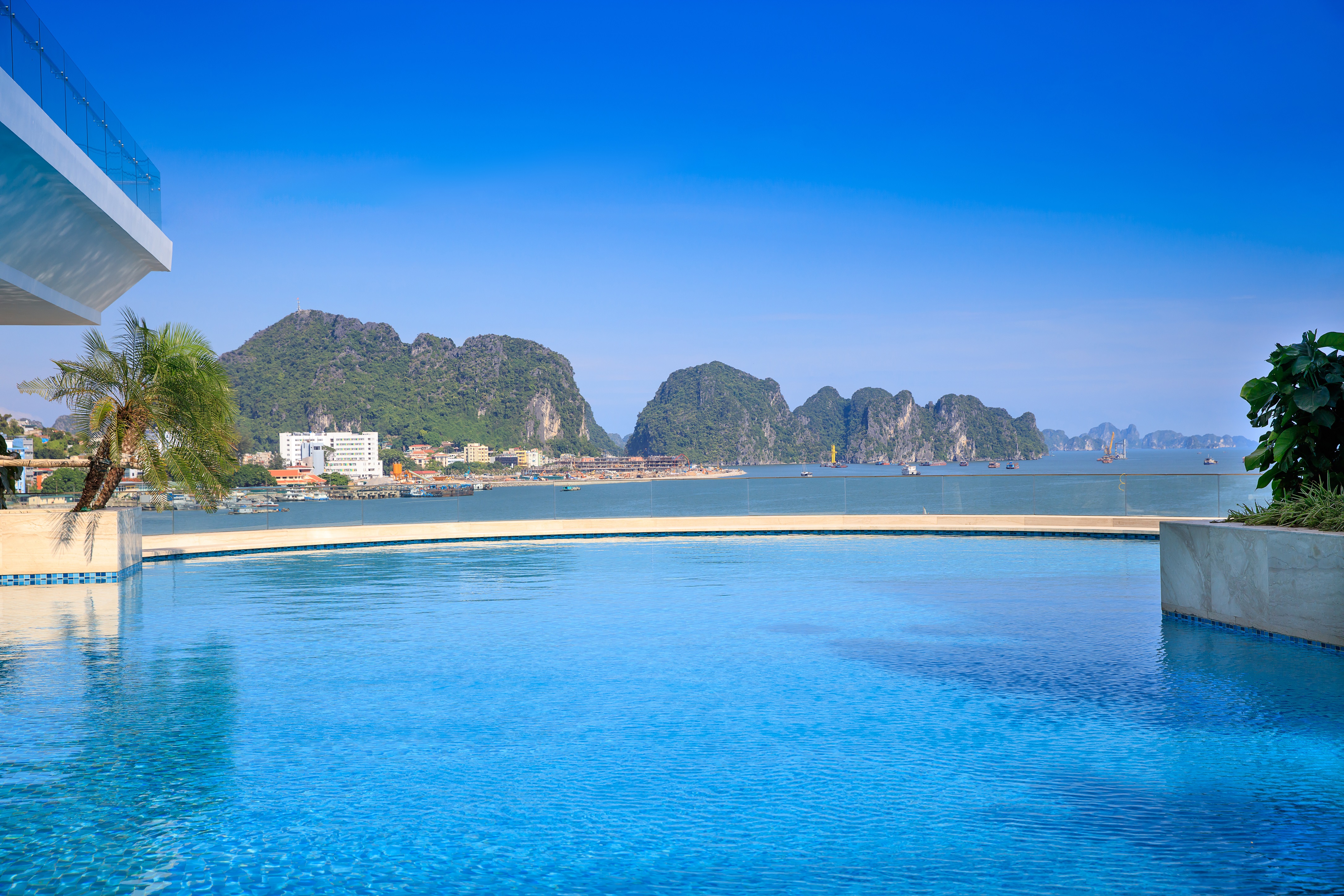 Bể bơi tại khách sạn Wyndham Legend Halong 