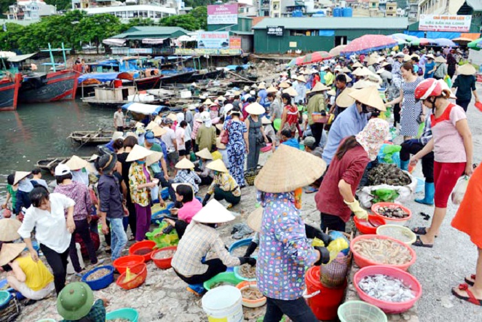 Ha Long Wharf's market