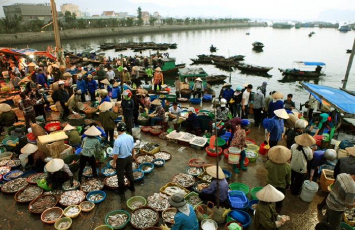 Ha Long Wharf's market