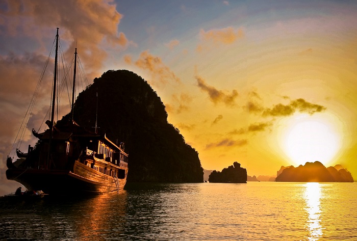 Ha Long sunset view - Halong scene of dawn