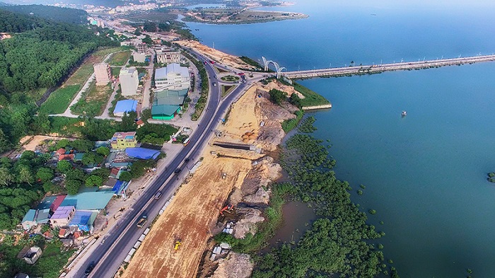 The intersections between the 10 lanes highway and the Tuan Chau resort