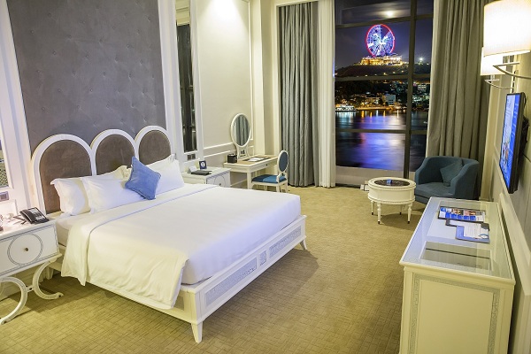 5 stars Wyndhamhalong hotel Executive Deluxe room