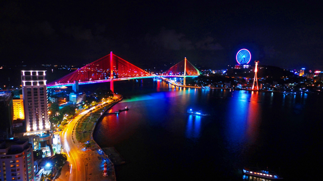 Ha Long beach splendid at night