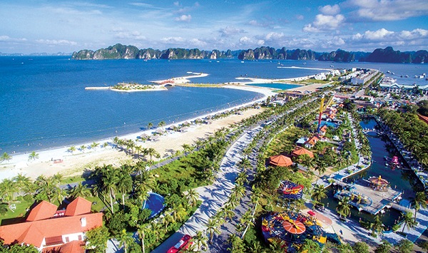 Tuan Chau beach - Bai Chay