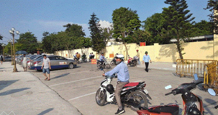 Traffic distribution in front of the Mong Cai International Border Gate