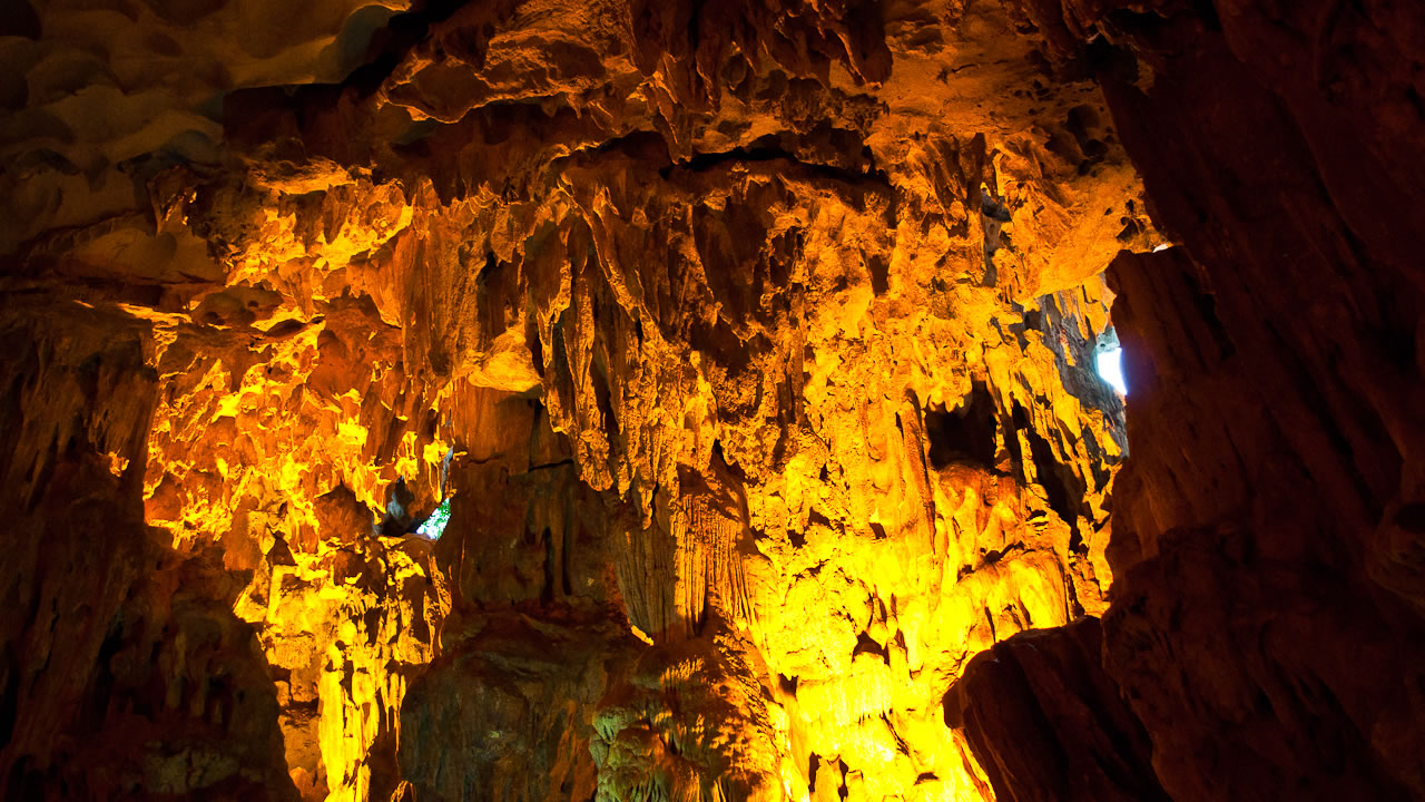 Tam cung Cave Halong bay Vietnam