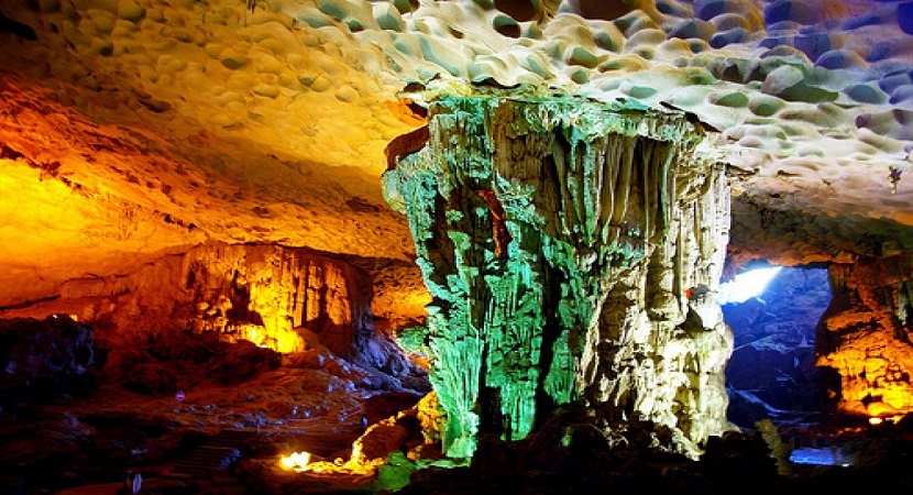 Thien cung Cave Halong bay Vietnam