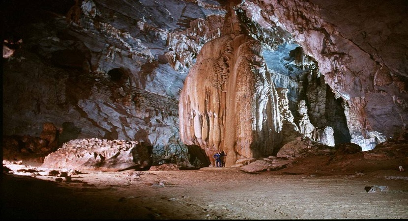 Dau go cave - wooden head island Halong Bay Vietnam