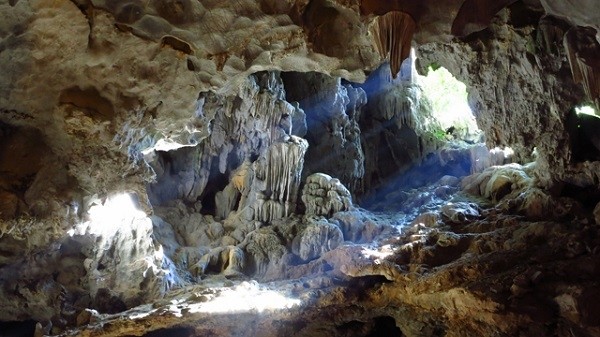 Me cung cave halong bay vietnam