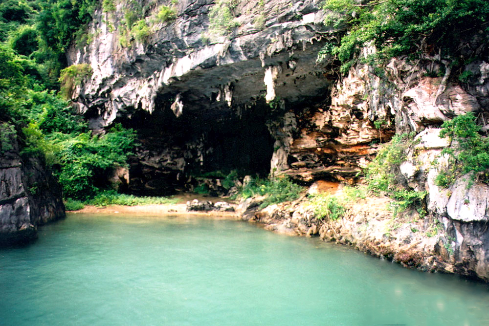 Trinh nu cave Halong Vietnam