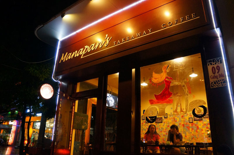 Manapan Takeaway Coffee Hạ Long bên ngoài, người ngồi bên trong quán cafe