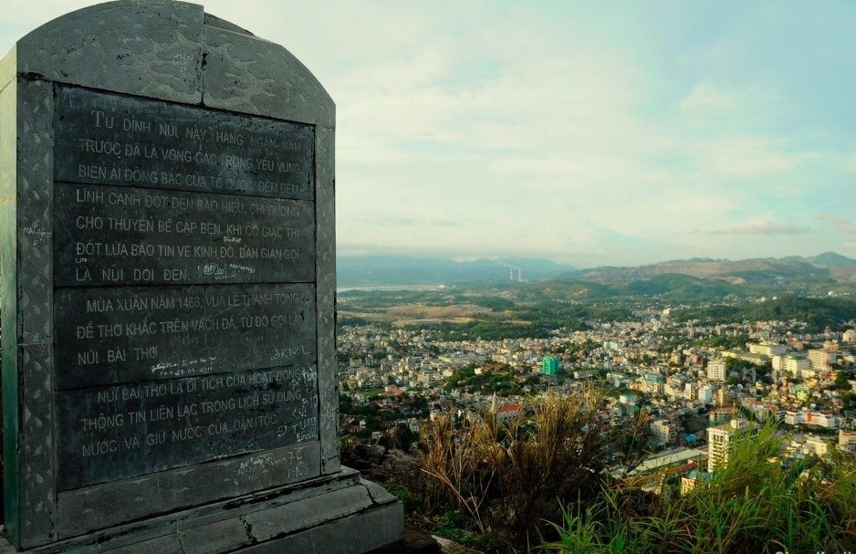 The historical summary Stone stele on the peak of Bai Tho mountain