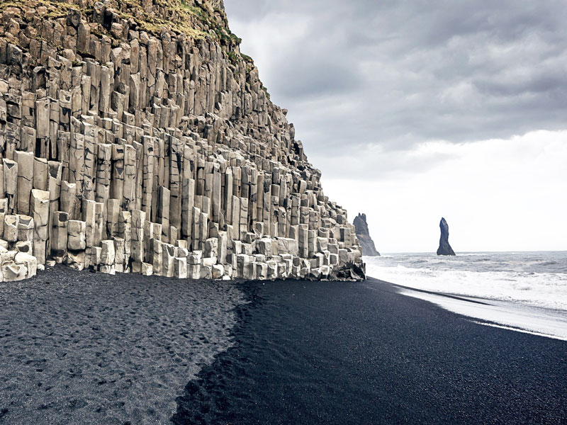 Biển cát đen Iceland - Chiêm ngưỡng Vịnh Hạ Long cùng 9 kì quan thiên nhiên đẹp nhất thế giới