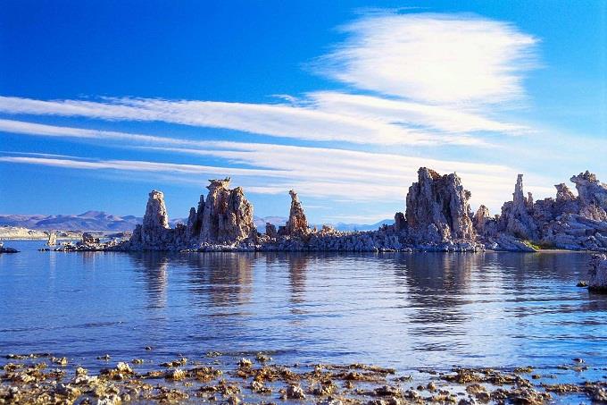 Hồ Mono -Chiêm ngưỡng Vịnh Hạ Long cùng 9 kì quan thiên nhiên đẹp nhất thế giới