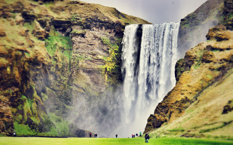 Thác Skogafoss - Chiêm ngưỡng Vịnh Hạ Long cùng 9 kì quan thiên nhiên đẹp nhất thế giới