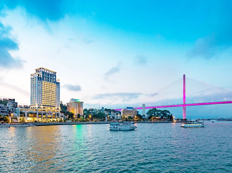 hotels near ha long marina