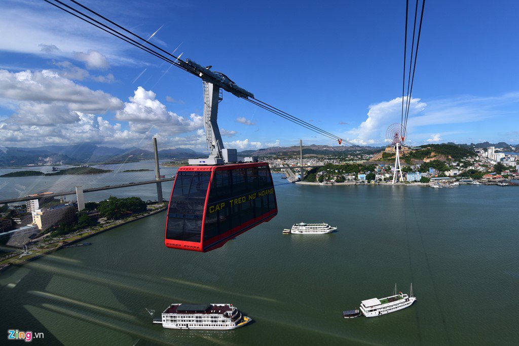 Đi cáp treo ‘xe bus 2 tầng’