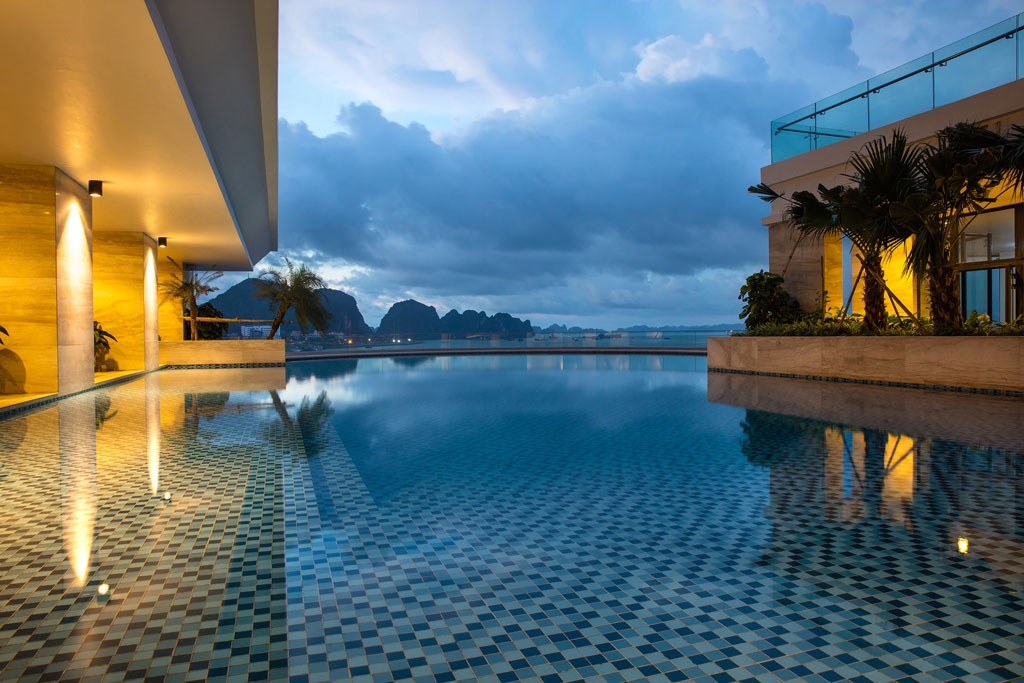 Cho tôi hỏi về bể bơi của khách sạn Hạ Long có đẹp như lời quảng cáo hay không?3