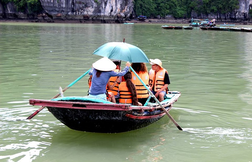 trải nghiệm hoạt động một ngày ở làng chài với tàu đi quanh vịnh Hạ Long