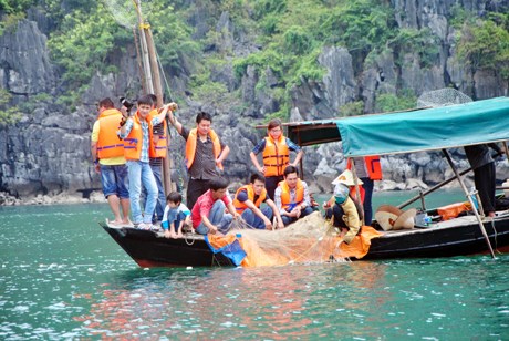 trải nghiệm hoạt động một ngày ở làng chài với tàu đi quanh vịnh Hạ Long