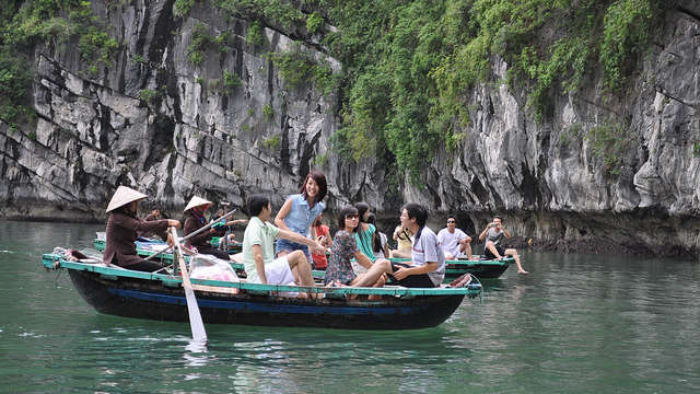 trải nghiệm hoạt động một ngày ở làng chài với tàu đi quanh vịnh Hạ Long