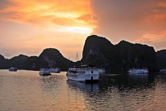 ngắm hoàng hôn trên vinh hạ long